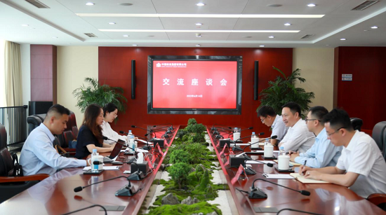 余红辉与国家开发银行湖南分行党委书记、行长宋征座谈