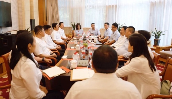 余红辉与龙江森工集团党委书记、董事长张冠武一行座谈