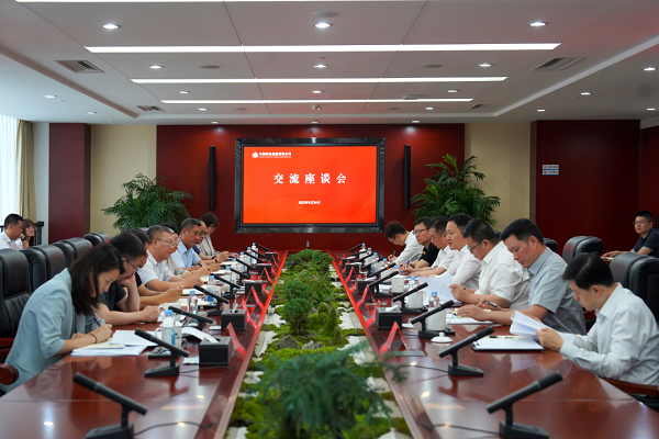 余红辉与北京市石景山区委副书记、区长李新座谈